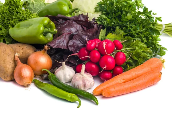 Крупный план различных красочных сырых овощей на белом фоне — стоковое фото