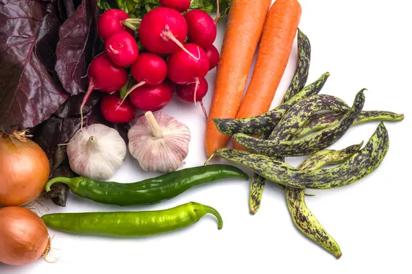 Gros plan de divers légumes crus colorés sur fond blanc — Photo