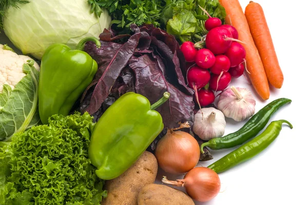 Primer plano de varias verduras crudas de colores sobre fondo blanco —  Fotos de Stock