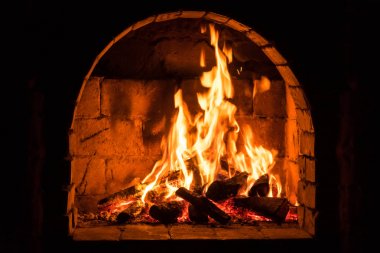 Şöminede ateş yanar, ısınmak için ateş.