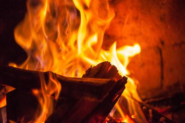 Şöminede ateş yanar, ısınmak için ateş.