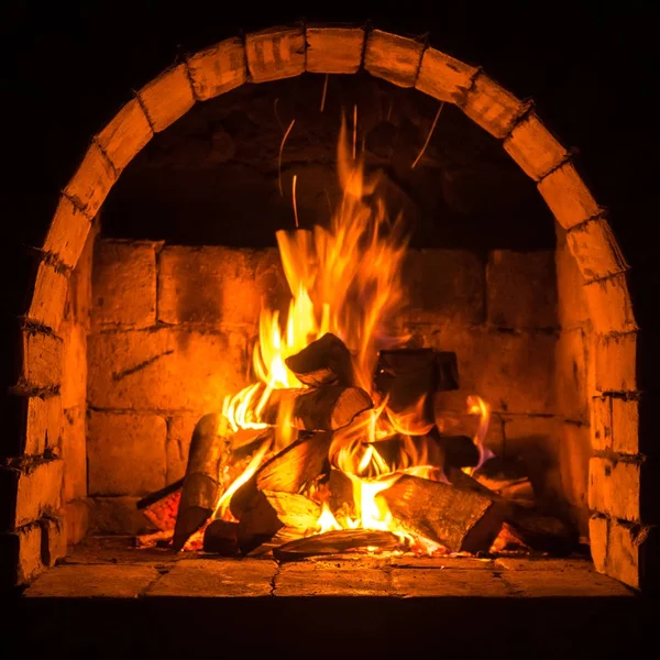 Un fuego arde en una chimenea, Fuego para mantener el calor —  Fotos de Stock