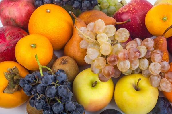 Frutta fresca isolata su fondo bianco — Foto Stock