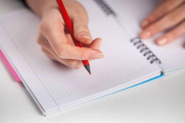genç kadın tutuşun açılan defter sayfaları kırmızı kalemle