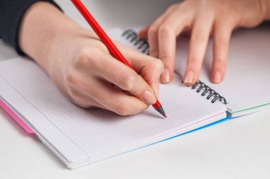 genç kadın tutuşun açılan defter sayfaları kırmızı kalemle