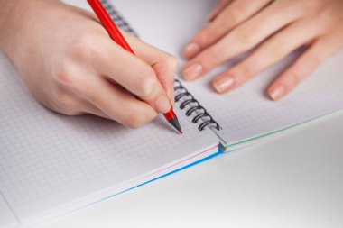 genç kadın tutuşun açılan defter sayfaları kırmızı kalemle