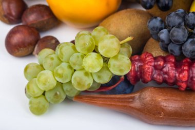 Beyaz bir arka plan üzerinde izole taze meyve