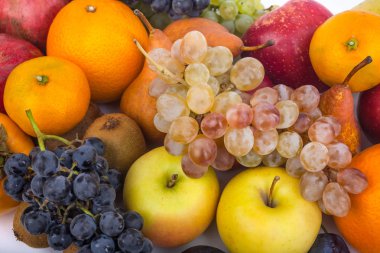 Beyaz bir arka plan üzerinde izole taze meyve