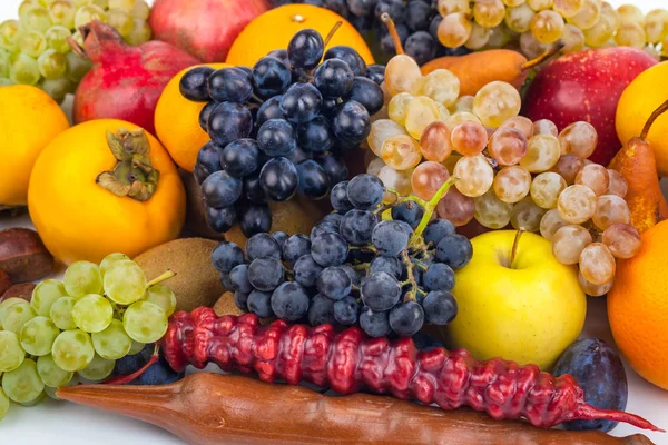 Beyaz bir arka plan üzerinde izole taze meyve