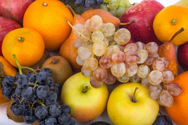 Beyaz bir arka plan üzerinde izole taze meyve