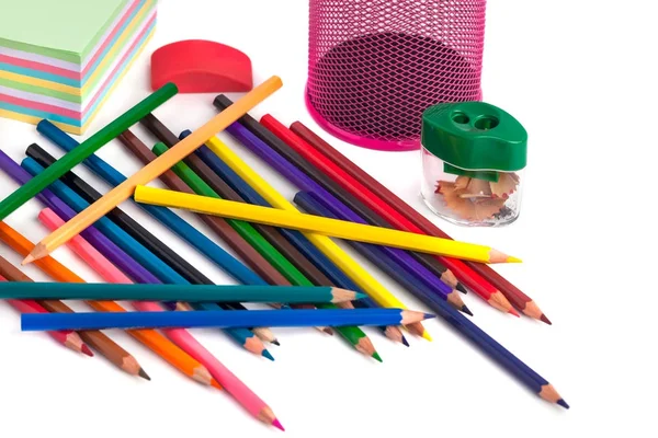 색연필 wh에 바구니, 지우개 및 연필 깎이에 — 스톡 사진