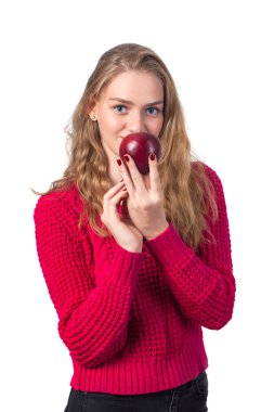 Onun eli, beyaz arka plan kırmızı elma ile güzel sarışın kız