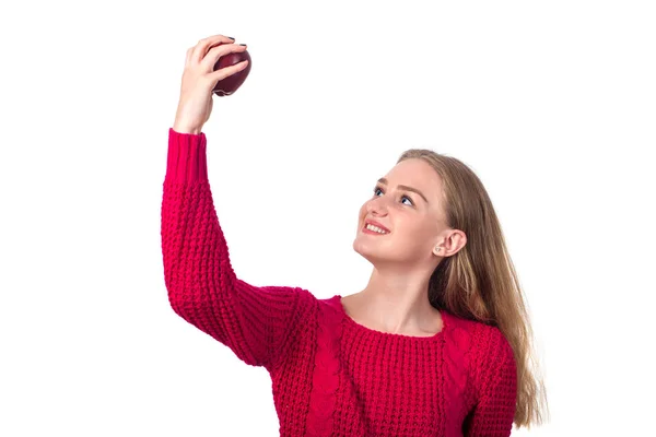 Vacker blond tjej med rött äpple i hennes hand, vit bakgrund — Stockfoto