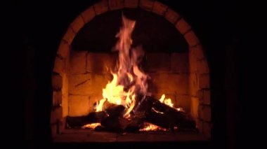 Şöminede ateş yanar, ısınmak için ateş.