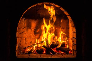 Şöminede ateş yanar, ısınmak için ateş.