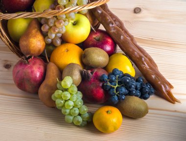 Hasır sepet, sağlıklı yaşam içinde çeşitli meyve ile kompozisyon