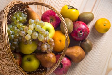 Hasır sepet, sağlıklı yaşam içinde çeşitli meyve ile kompozisyon