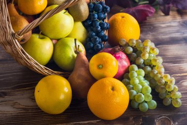 Hasır sepet, sağlıklı yaşam içinde çeşitli meyve ile kompozisyon