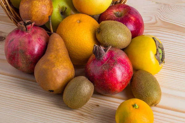 Composición con frutas variadas en canasta de mimbre, vida sana — Foto de Stock