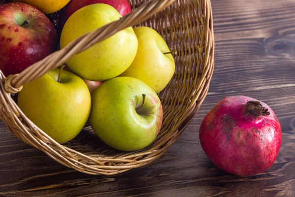 Hasır sepet, sağlıklı yaşam içinde çeşitli meyve ile kompozisyon