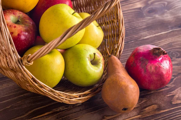 Hasır sepet, sağlıklı yaşam içinde çeşitli meyve ile kompozisyon