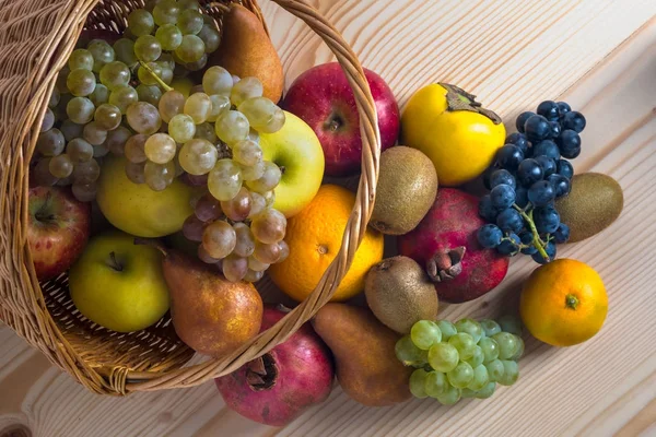Hasır sepet, sağlıklı yaşam içinde çeşitli meyve ile kompozisyon