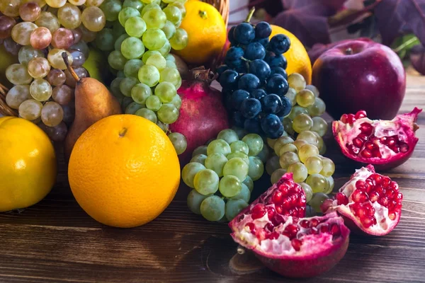 Hasır sepet, sağlıklı yaşam içinde çeşitli meyve ile kompozisyon