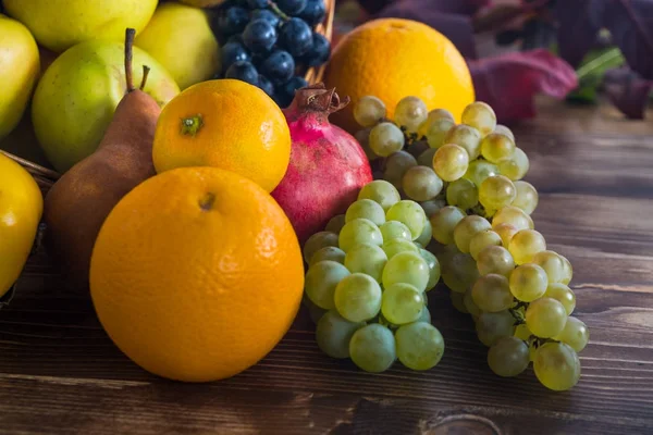 Composição com frutas variadas em cesta de vime, vida saudável — Fotografia de Stock