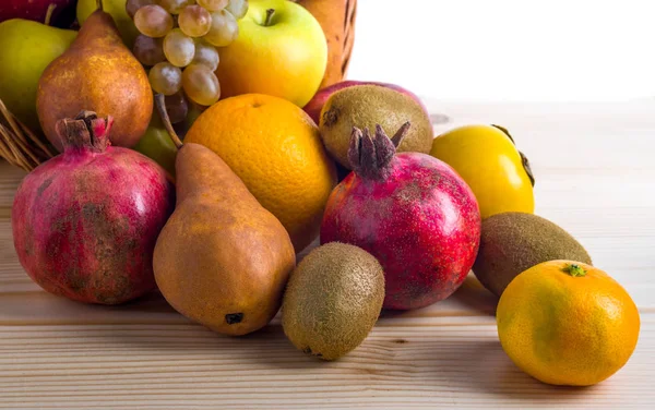 Composición con frutas variadas en canasta de mimbre, vida sana — Foto de Stock