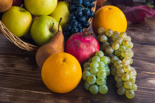 Composição com frutas variadas em cesta de vime, vida saudável — Fotografia de Stock