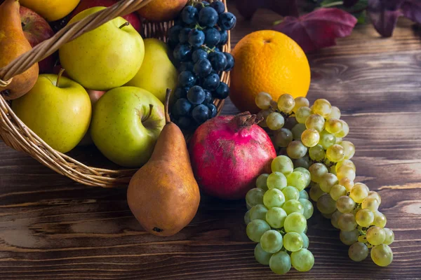 Hasır sepet, sağlıklı yaşam içinde çeşitli meyve ile kompozisyon