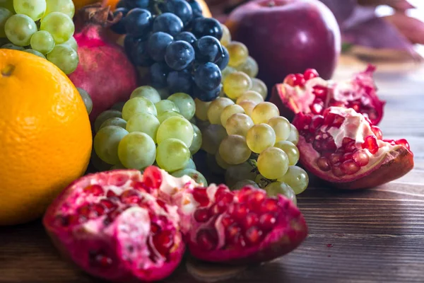 Hasır sepet, sağlıklı yaşam içinde çeşitli meyve ile kompozisyon