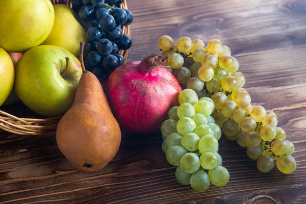 Hasır sepet, sağlıklı yaşam içinde çeşitli meyve ile kompozisyon