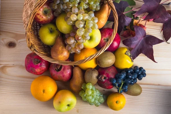 Hasır sepet, sağlıklı yaşam içinde çeşitli meyve ile kompozisyon