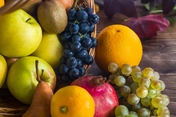Hasır sepet, sağlıklı yaşam içinde çeşitli meyve ile kompozisyon