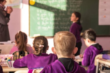 okul çocukları sınıfta aktif olarak katılan