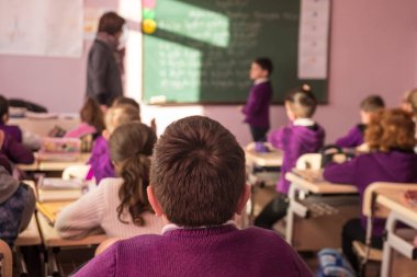 okul çocukları sınıfta aktif olarak katılan