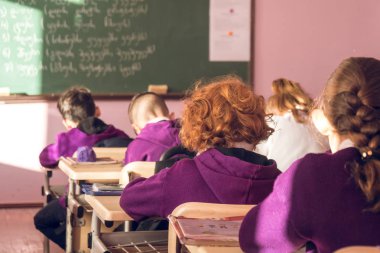 okul çocukları sınıfta aktif olarak katılan