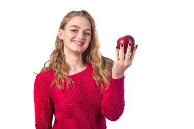 Onun eli, beyaz arka plan kırmızı elma ile güzel sarışın kız