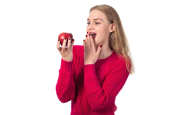 Bella ragazza bionda con mela rossa in mano, sfondo bianco — Foto Stock