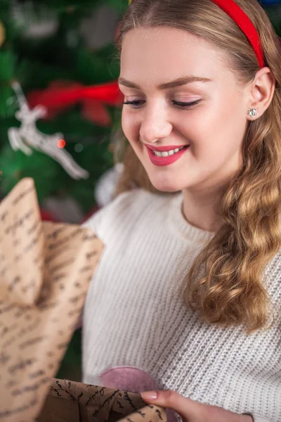 Splendido abete biondo sta aprendo il regalo di un nuovo anno sulla schiena — Foto Stock