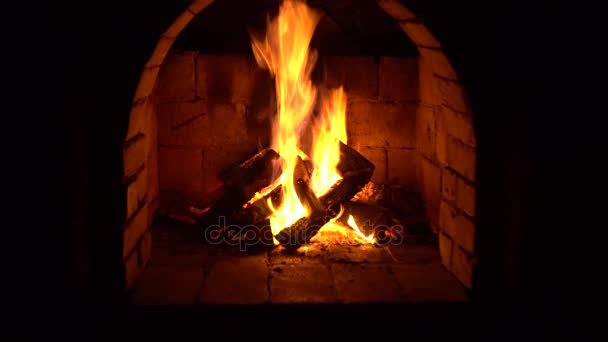 Ein Feuer Brennt Einem Kamin Feuer Warm Bleiben — Stockvideo
