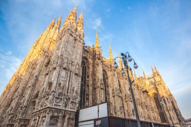 Galeri Vittorio Emanuele II'nin içinde Duomo Meydanı, Milano, İtalya