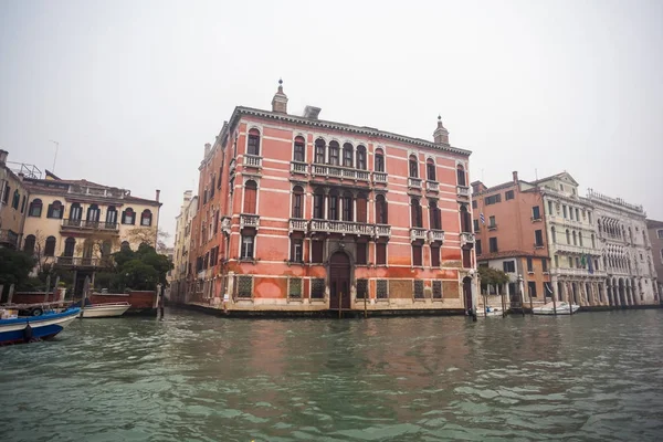 Famous palaces on the Grand Canal in Venice, Italy. Moisture — Stock Photo, Image