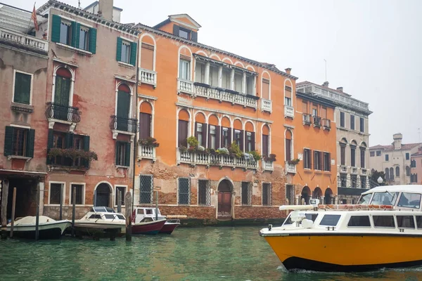 Berühmte paläste am großen kanal in venedig, italien. Feuchtigkeit — Stockfoto