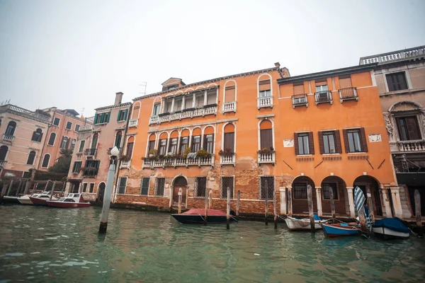 Palácios famosos no Grande Canal em Veneza, Itália. Humidade — Fotografia de Stock