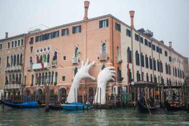 İnci desteklemek için Grand Canal su dev eller yükselişi