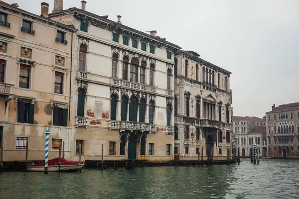 Berühmte paläste am großen kanal in venedig, italien. Feuchtigkeit — Stockfoto