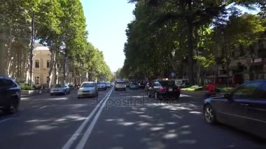 13 Ekim, 2017 Tiflis, Gürcistan - trafik sürücüler arasında Gürcistan'ın başkenti Tbilisi ana Rustaveli Bulvarı.