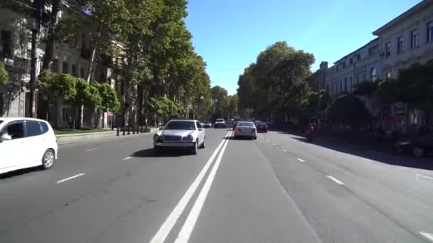 2017年10月格鲁吉亚第比利斯 横跨格鲁吉亚首都第比利斯主要 Rustaveli 大道的交通驱动 — 图库视频影像